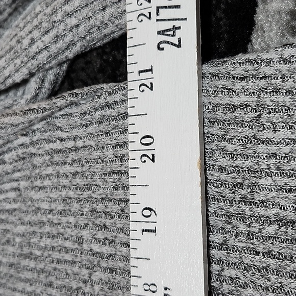 BKE GRAY RIBBED V-NECK DRAP-TAIL LONG-SLEEVED TOP - Picture 7 of 11